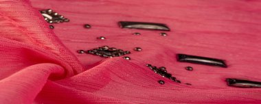 Arkaplan tasarımı dokusu, ipek desen, pembe kumaş ve dekoratif işlemeli taşlar.