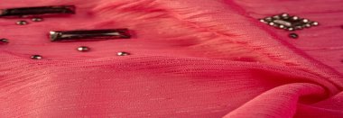 Arkaplan tasarımı dokusu, ipek desen, pembe kumaş ve dekoratif işlemeli taşlar.