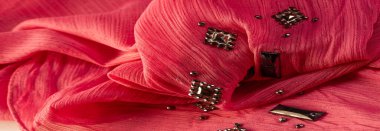 Arkaplan tasarımı dokusu, ipek desen, pembe kumaş ve dekoratif işlemeli taşlar.