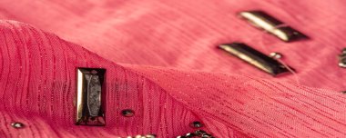 Arkaplan tasarımı dokusu, ipek desen, pembe kumaş ve dekoratif işlemeli taşlar.