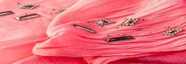 Arkaplan tasarımı dokusu, ipek desen, pembe kumaş ve dekoratif işlemeli taşlar.