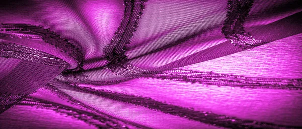 装饰的装饰物 透明的织物是紫红色的 带有明亮的天生条纹 这种材料使光通过它 使后面的物体可以清楚地看到 — 图库照片