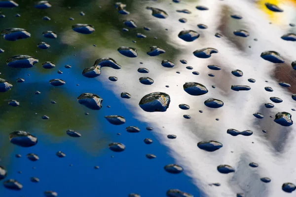 Zomerregen Druppels Water Autolak Een Klein Rond Peervormig Deel Van — Stockfoto