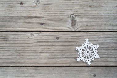 Yıpranmış ahşap arka planda beyaz altlıklı bayram kar tanesi