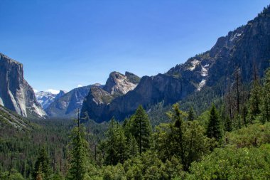 Yosemite Vadisi'nden görünümünü vadi içine. Yosemite Milli Parkı, Kaliforniya