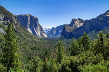Yosemite Vadisi'nden görünümünü vadi içine. Yosemite Milli Parkı, Kaliforniya