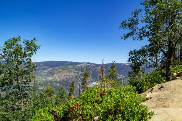 Pohled na Yosemitské údolí do údolí. Yosemitský národní Park, Kalifornie — Stock fotografie