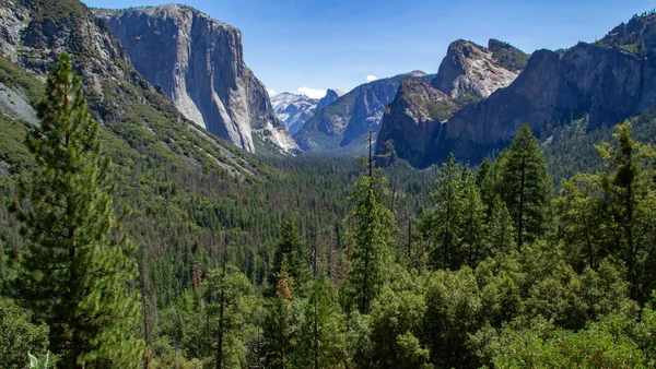 Blick auf das Yosemite-Tal ins Tal. Yosemite-Nationalpark, Kalifornien — Stockfoto