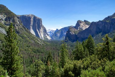 Yosemite Vadisi'nden görünümünü vadi içine. Yosemite Milli Parkı, Kaliforniya