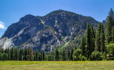 Yosemite Vadisi'nden görünümünü vadi içine. Yosemite Milli Parkı, Kaliforniya