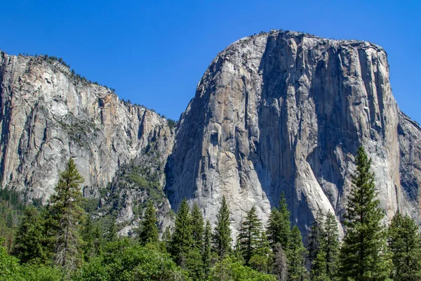 Vue sur la vallée de Yosemite dans la vallée. Parc national de Yosemite, Californie — Photo