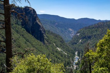 Yosemite Vadisi'nden görünümünü vadi içine. Yosemite Milli Parkı, Kaliforniya