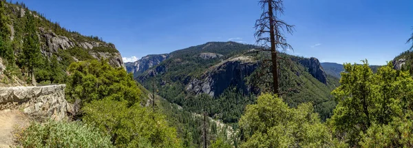 Vista del valle de Yosemite en el valle. Parque Nacional Yosemite, California —  Fotos de Stock