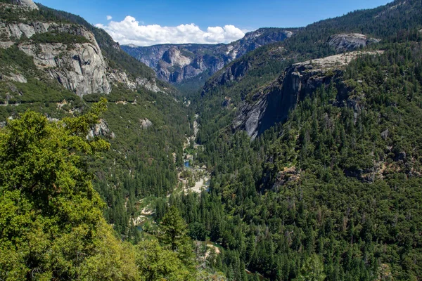Blick auf das Yosemite-Tal ins Tal. Yosemite-Nationalpark, Kalifornien — Stockfoto