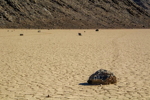 Перемещение камней на ипподроме Playa в калифорнийской Долине Смерти с глубиной поля — стоковое фото