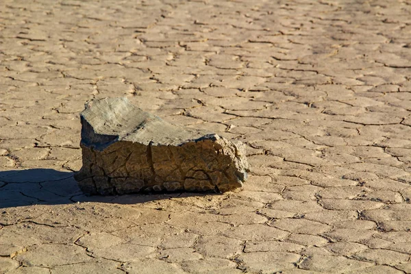 Moving Stones at the Racetrack Playa in Death Valley California with a depth of field — Stock Photo, Image