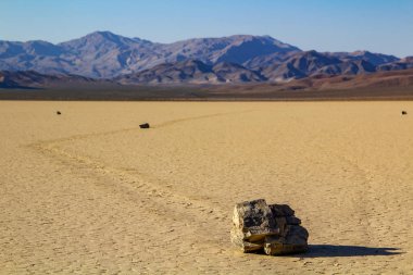 Taş taşımaya Death Valley California yarış pisti Playa adlı bir alan derinliği ile