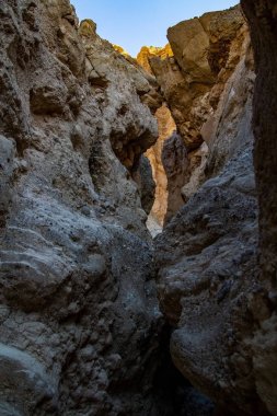 Mağaranın girişi. Alan derinliği ile yakın çekim içinde Mağara. Ölüm Vally