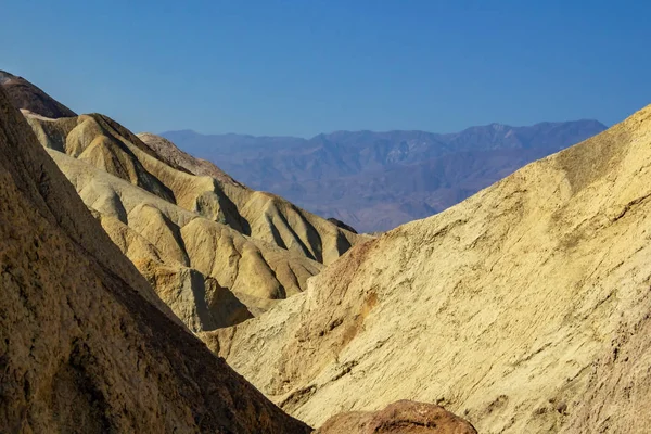 Stojící před krásný inspirující krajinu - death valley national park — Stock fotografie