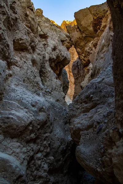 Mağaranın girişi. Alan derinliği ile yakın çekim içinde Mağara. Ölüm Vally