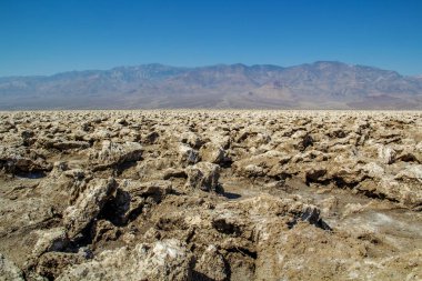 Manzara, dağlar, mavi gökyüzü - Devils golf sahası, Death Valley Milli Parkı