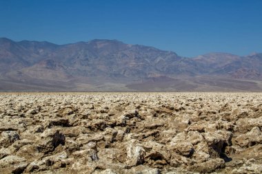 Büyüleyici manzara, dağlar, mavi gökyüzü - mistik Devils golf sahası, Death Valley Milli Parkı
