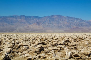 Büyüleyici manzara, dağlar, mavi gökyüzü - mistik Devils golf sahası, Death Valley Milli Parkı