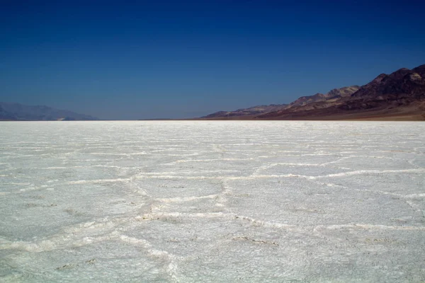 Mística, misteriosa, lugar mais quente na terra formações de sal Badwater em Death Valley National Park — Fotografia de Stock