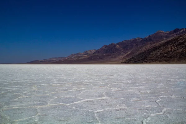 Мистическое, загадочное, самое жаркое место на земле - Сухие соляные образования в Национальном парке Долина Смерти — стоковое фото