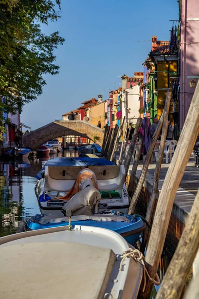 VENICE, ITÁLIA - OUTUBRO 22, 2018, casas coloridas na ilha de Burano, em Veneza, com turistas ambulantes. O conceito de viagem e turismo . — Fotografia de Stock