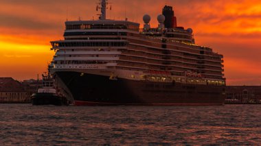 Venedik, İtalya - 23 Ekim 2018 güzel bir kırmızı gün batımı, Bir yolcu gemisi Venedik kentinde Büyük Kanal boyunca yelken. Turizm ve seyahat kavramı