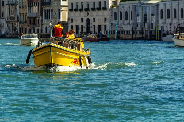 Venecia, Italia - 23 de octubre de 2018: el barco DHL International entrega urgente proporciona la entrega de mercancías a Venecia. Concepto, entrega, carga, paquete, correo . — Foto de Stock