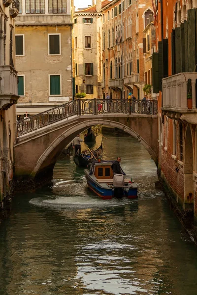 Venecia, Italia - 23 de octubre de 2018, los turistas viajan en góndolas a través de los estrechos canales de la ciudad de Venecia. El concepto de turismo y viajes — Foto de Stock