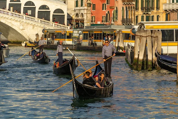 Veneza, Itália - 23 de outubro de 2018, passeios de barco e gôndolas perto da Ponte Rialto, na cidade de Veneza. O conceito de turismo e viagens — Fotografia de Stock