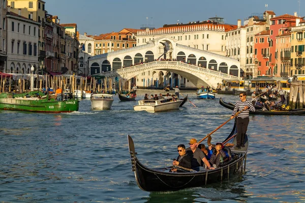 Venecia, Italia - 23 de octubre de 2018, los turistas paseos en barco y góndolas cerca del Puente de Rialto en la ciudad de Venecia. El concepto de turismo y viajes — Foto de Stock