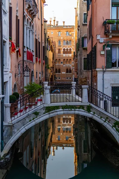 Venecia, Italia - 23 de octubre de 2018 Puente sobre un estrecho canal de agua en la ciudad de Venecia. El concepto de turismo y viajes — Foto de Stock