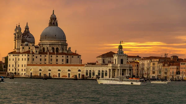 Venecia, Italia - 23 de octubre de 2018, una magnífica puesta de sol sobre el Gran Canal en el fondo de la Basílica de Santa Maria della Salute, en la ciudad de Venecia. El concepto de turismo y viajes — Foto de Stock