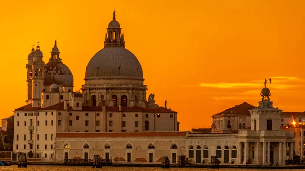 Venecia, Italia - 23 de octubre de 2018, una magnífica puesta de sol sobre el Gran Canal en el fondo de la Basílica de Santa Maria della Salute, en la ciudad de Venecia. El concepto de turismo y viajes — Foto de Stock