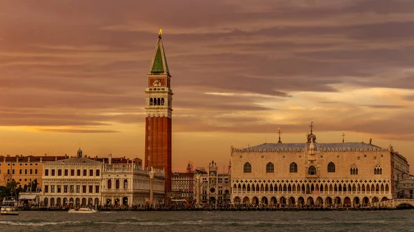 Venecia, Italia - 23 de octubre de 2018, magnífica puesta de sol sobre el Gran Canal sobre el fondo de la Catedral de San Marcos y el Palacio Ducal, Venecia, Italia. El concepto de turismo — Foto de Stock
