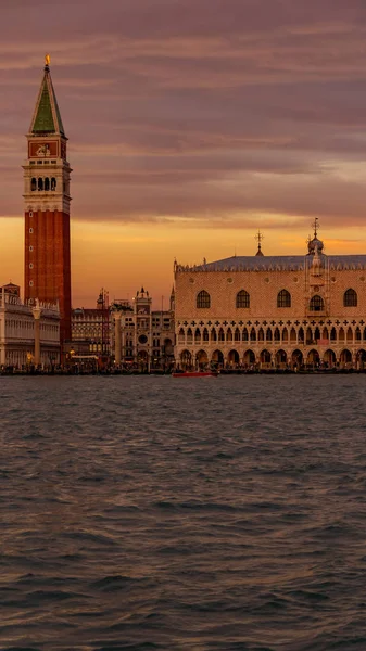 Venedig, Italien - 23. Oktober 2018, herrlicher Sonnenuntergang über dem Canal Grande vor dem Hintergrund des Glockenturms der Kathedrale St. Mark und des Dogenpalastes, Venedig, Italien. das Konzept des Tourismus — Stockfoto