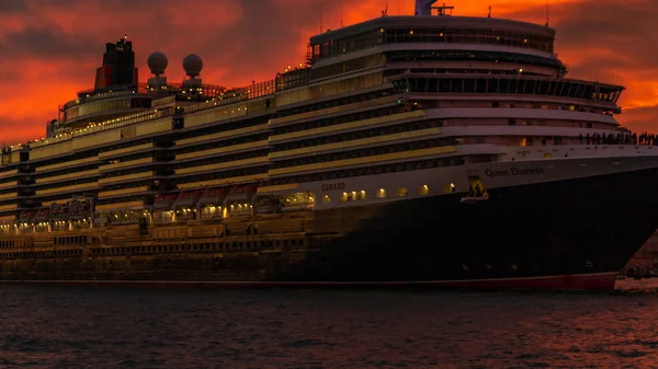 Venetië, Italië-23 oktober 2018 een prachtige rode zonsondergang, een cruiseschip vaart langs het Canal Grande in de stad Venetië. Het concept van toerisme en reizen — Stockfoto