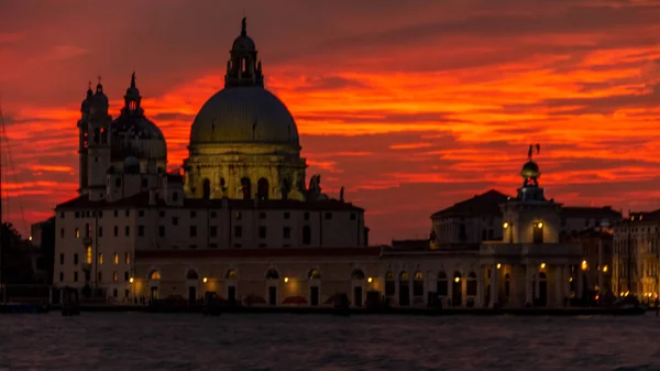 Venecia, Italia - 23 de octubre de 2018, una magnífica puesta de sol sobre el Gran Canal en el fondo de la Basílica de Santa Maria della Salute, en la ciudad de Venecia. El concepto de turismo y viajes — Foto de Stock