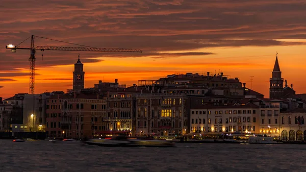 Veneza, Itália - 23 de outubro de 2018, um magnífico pôr-do-sol sobre o Grande Canal, no contexto da arquitetura da cidade de Veneza. O conceito de turismo e viagens . — Fotografia de Stock