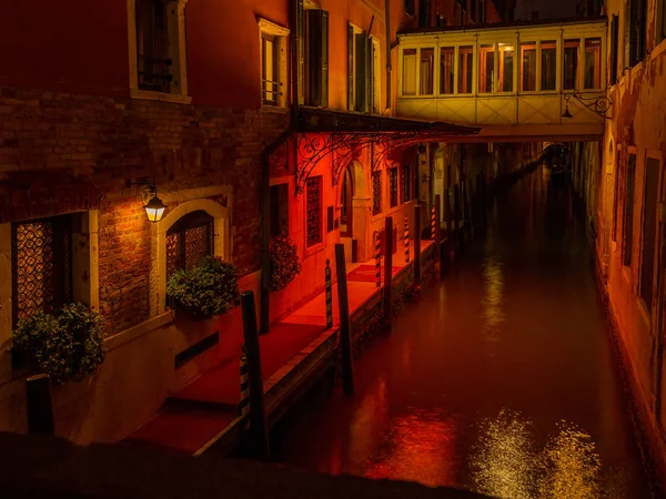 Veneza, Itália - 23 de outubro de 2018 bela iluminação vermelha em um canal estreito de água na cidade de Veneza. O conceito de turismo e viagens — Fotografia de Stock