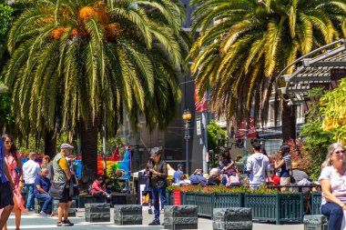 San Francisco, Abd - 05 Temmuz 2019, turistler San Francisco'daki Union Square'de yürüyüp dinleniyor. Konsept, tatil, seyahat.