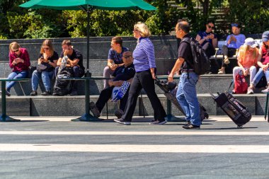 San Francisco, Abd - 05 Temmuz 2019, turistler San Francisco'daki Union Square'de yürüyüp dinleniyor. Konsept, tatil, seyahat.
