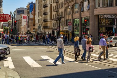 San Francisco, Abd - 5 Temmuz 2019, San Francisco Union Meydanı'nda bir yaya geçidinde insanlar karşıdan karşıya geçti. Konsept, turizm, güvenlik.
