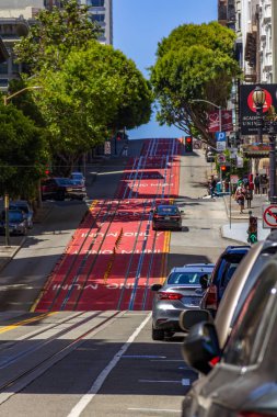 San Francisco, California, ABD - 05 Temmuz 2019, San Francisco şehir caddesi kırmızı tramvaydan yükseliyor. Konsept, turizm, seyahat.