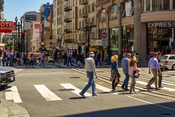 米国サンフランシスコ - 2019年7月5日、サンフランシスコのユニオンスクエアの横断歩道で人々が通りを横断します。コンセプト、観光、安全. — ストック写真