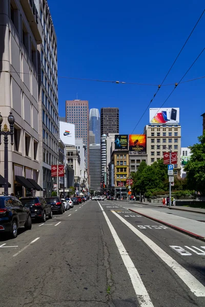 San Francisco, California, ABD - 05 Temmuz 2019, Batı Kaliforniya'da bir şehir caddesi, Pasifik Okyanusu ve San Francisco Körfezi arasındaki yarımadada. Kavram, kentleşme.